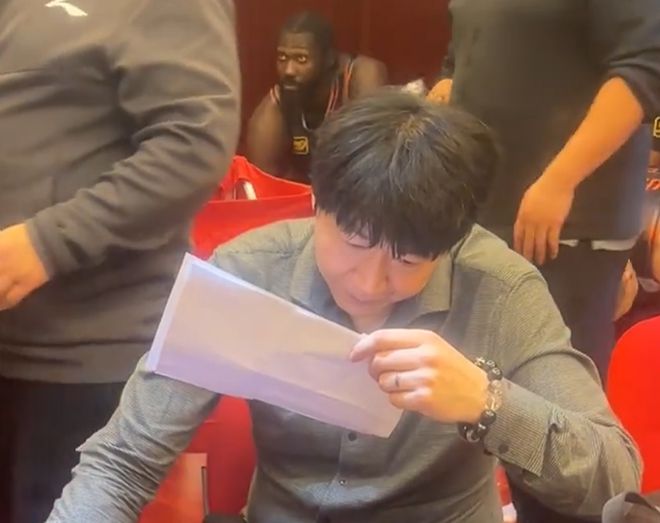 员低头死气沉沉邱彪不满最后攻守+鼓舞全队尊龙凯时新版APP首页惜败山西更衣室！全