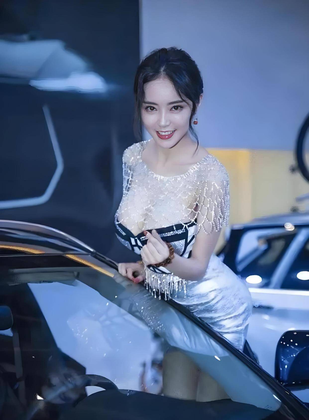 3部电影这魔鬼身材不愧是模特出身！尊龙凯时新版APP潘春春最惊艳的