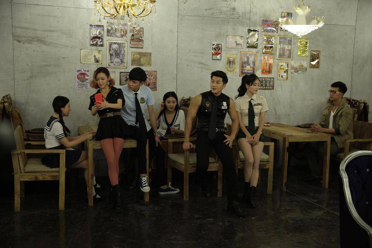 3部电影这魔鬼身材不愧是模特出身！尊龙凯时新版APP潘春春最惊艳的(图2)