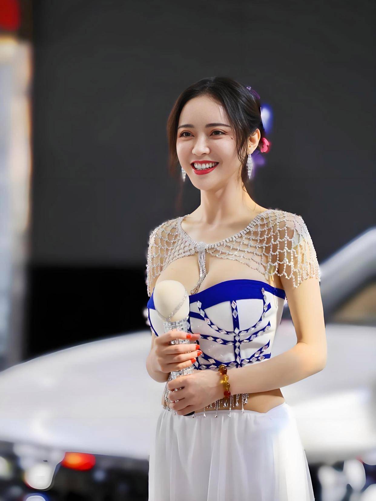 3部电影这魔鬼身材不愧是模特出身！尊龙凯时新版APP潘春春最惊艳的(图10)